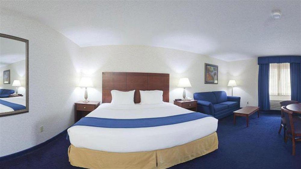Holiday Inn Express Deforest By Ihg Екстер'єр фото
