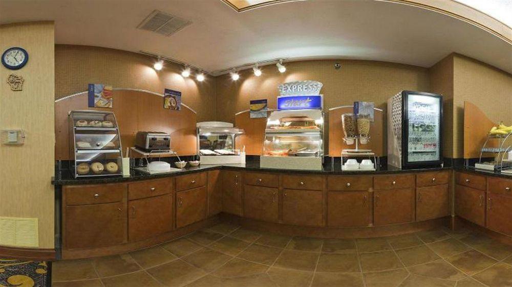 Holiday Inn Express Deforest By Ihg Екстер'єр фото