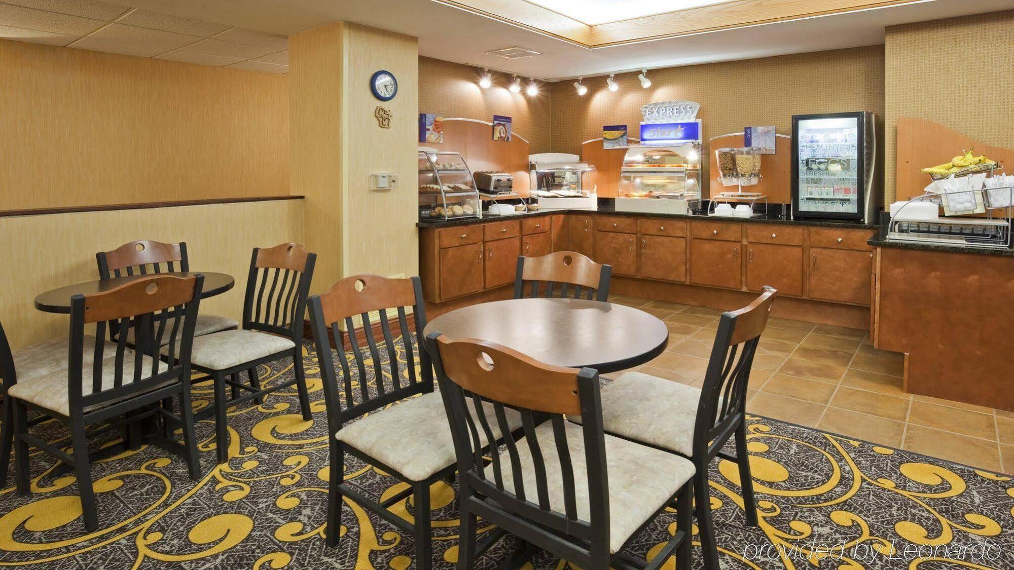 Holiday Inn Express Deforest By Ihg Екстер'єр фото