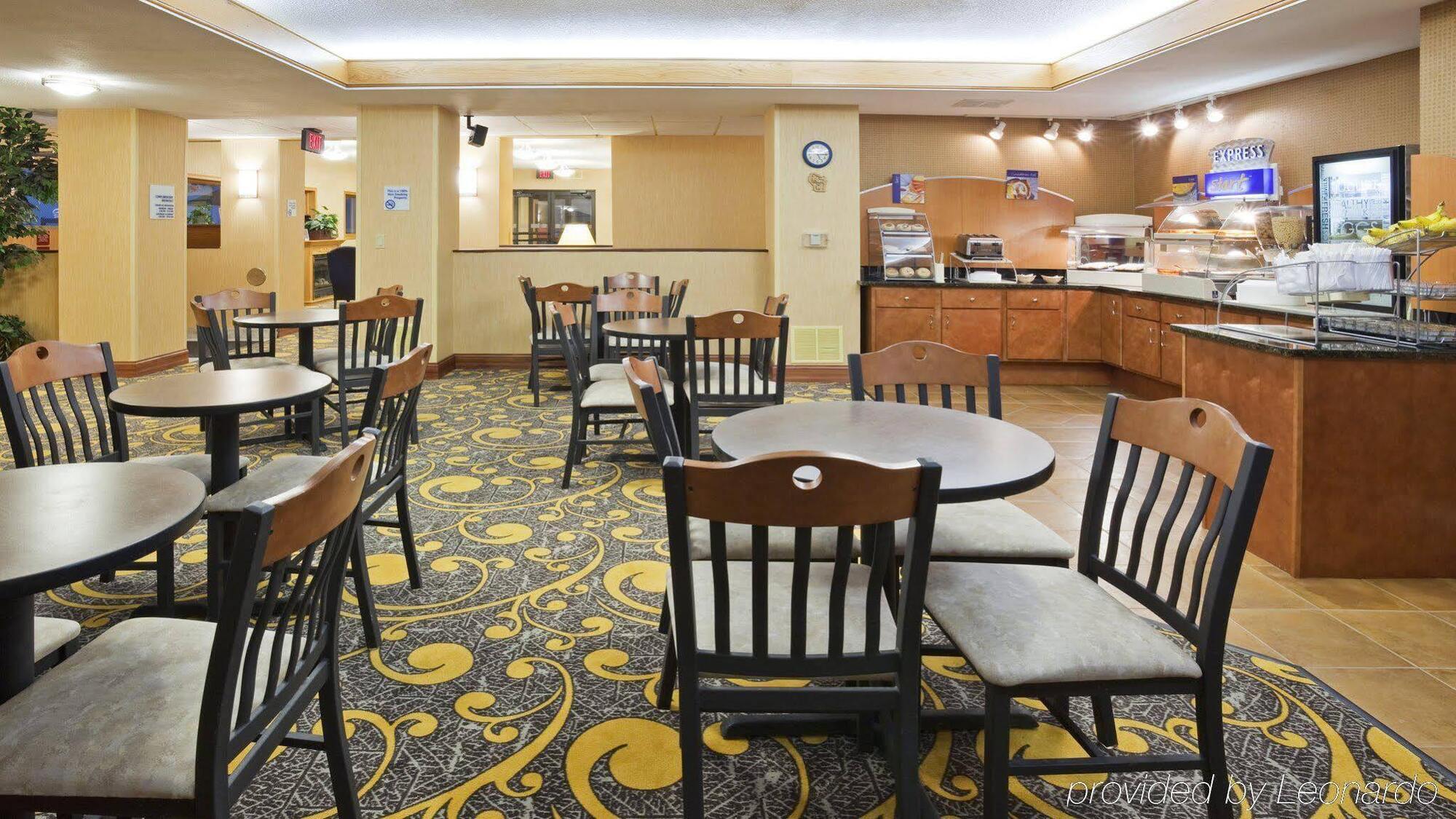 Holiday Inn Express Deforest By Ihg Екстер'єр фото